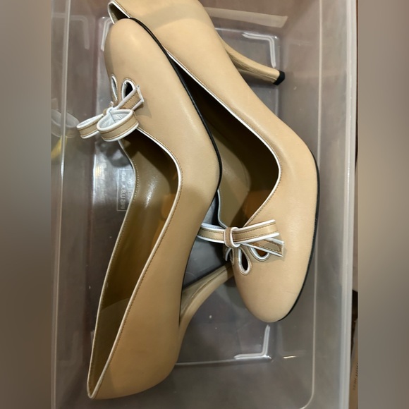 Stuart Weizmann Tan Bow Heels - Picture 4 of 9